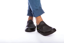 Load image into Gallery viewer, Men's OOmg Fibre Low Shoe - Black & Gray